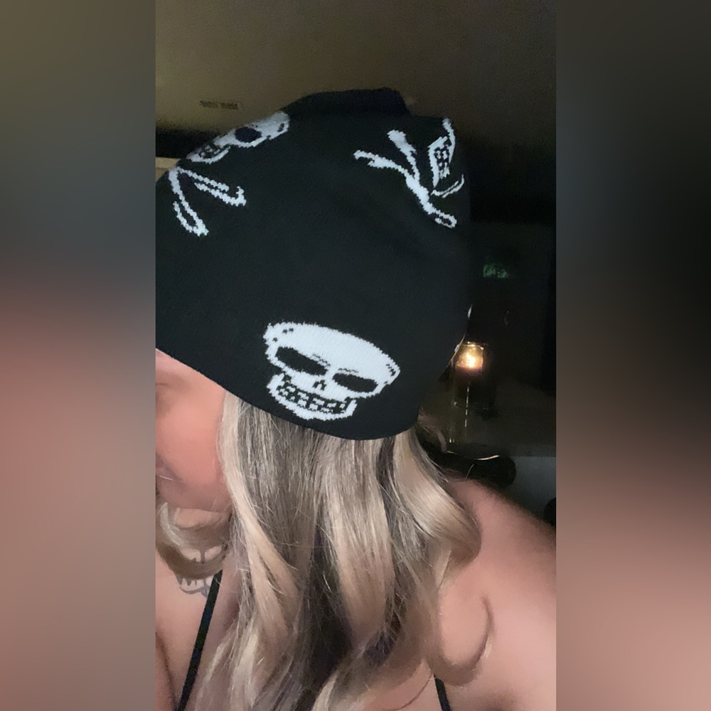 ☠️ Crossbones skull beanie